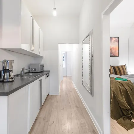 The Goethe Group Loft, 2 Bedroom 2 Bath Rooms, One Living Room, Family Friendly, 2-5 Guests شقة