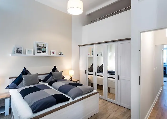 The Goethe Group Loft, 2 Bedroom 2 Bath Rooms, One Living Room, Family Friendly, 2-5 Guests شقة برلين