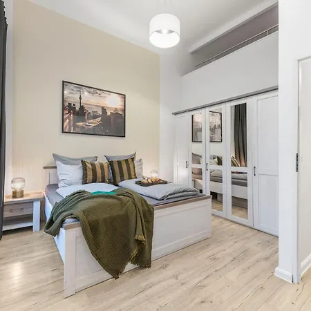 The Goethe Group Loft, 2 Bedroom 2 Bath Rooms, One Living Room, Family Friendly, 2-5 Guests Daire