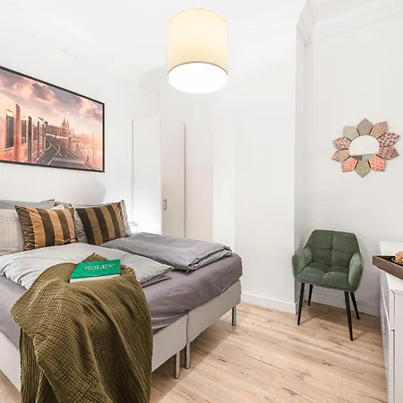 The Goethe Group Loft, 2 Bedroom 2 Bath Rooms, One Living Room, Family Friendly, 2-5 Guests Daire *