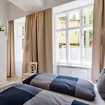 The Goethe Group Loft, 2 Bedroom 2 Bath Rooms, One Living Room, Family Friendly, 2-5 Guests