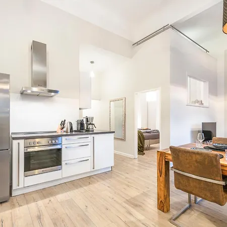 The Goethe Group Loft, 2 Bedroom 2 Bath Rooms, One Living Room, Family Friendly, 2-5 Guests *