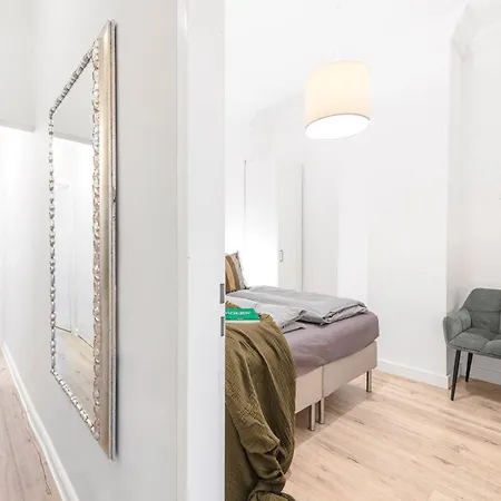 The Goethe Group Loft, 2 Bedroom 2 Bath Rooms, One Living Room, Family Friendly, 2-5 Guests דירה ברלין