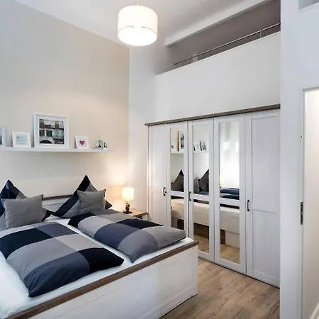 The Goethe Group Loft, 2 Bedroom 2 Bath Rooms, One Living Room, Family Friendly, 2-5 Guests アパート ベルリン