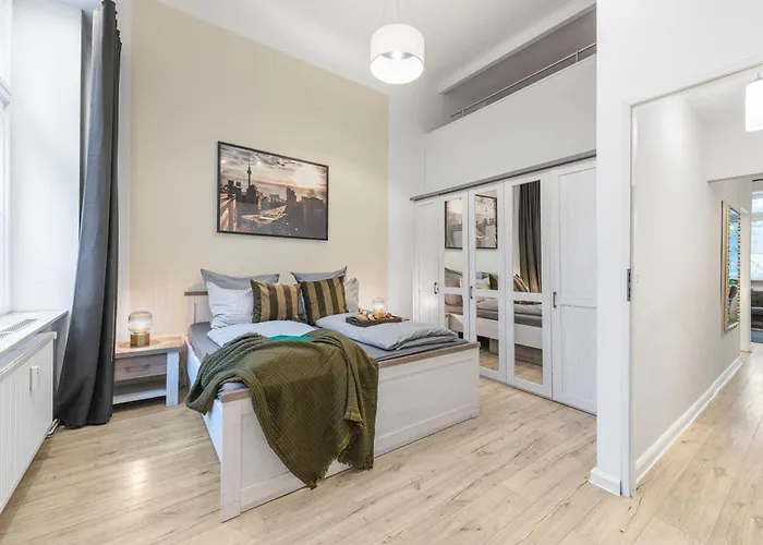 The Goethe Group Loft, 2 Bedroom 2 Bath Rooms, One Living Room, Family Friendly, 2-5 Guests דירה