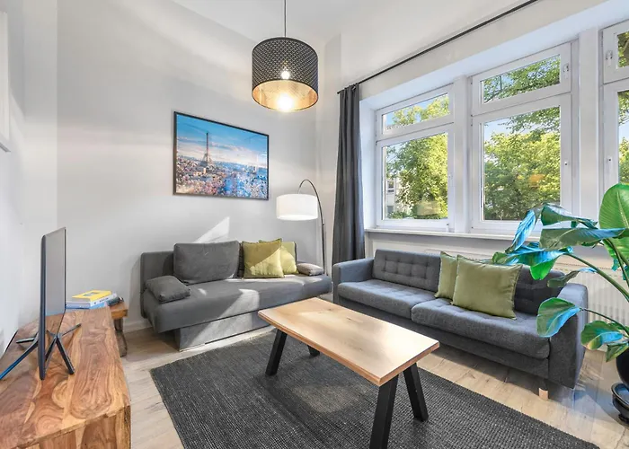 The Goethe Group Loft, 2 Bedroom 2 Bath Rooms, One Living Room, Family Friendly, 2-5 Guests