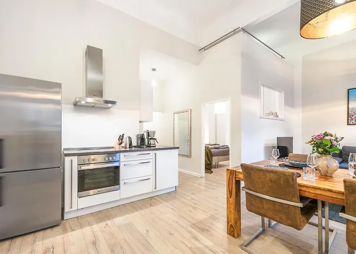 The Goethe Group Loft, 2 Bedroom 2 Bath Rooms, One Living Room, Family Friendly, 2-5 Guests *