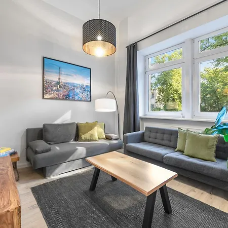 The Goethe Group Loft, 2 Bedroom 2 Bath Rooms, One Living Room, Family Friendly, 2-5 Guests