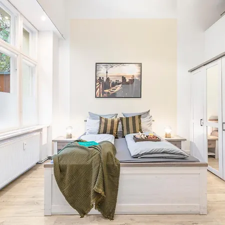 The Goethe Group Loft, 2 Bedroom 2 Bath Rooms, One Living Room, Family Friendly, 2-5 Guests * Berlin