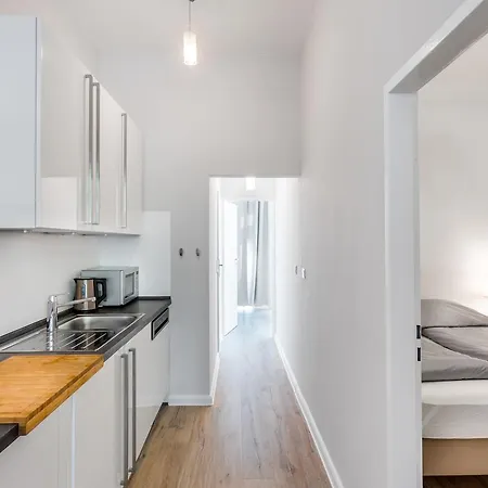 The Goethe Group Loft, 2 Bedroom 2 Bath Rooms, One Living Room, Family Friendly, 2-5 Guests * Berlino