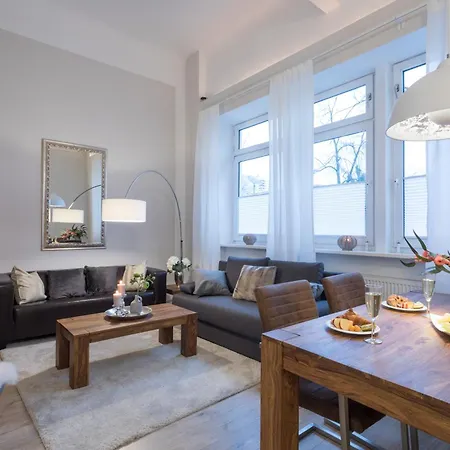 The Goethe Group Loft, 2 Bedroom 2 Bath Rooms, One Living Room, Family Friendly, 2-5 Guests Appartamento *