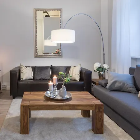 The Goethe Group Loft, 2 Bedroom 2 Bath Rooms, One Living Room, Family Friendly, 2-5 Guests Appartamento