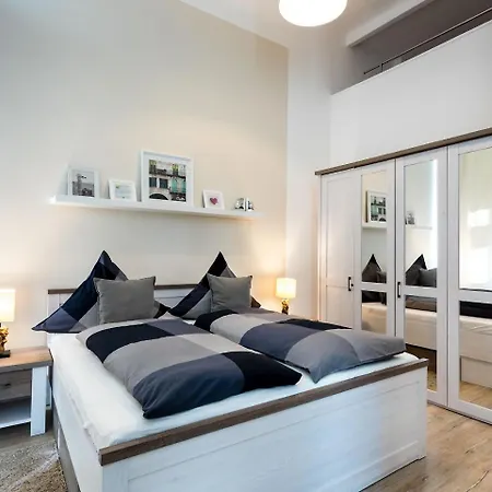 The Goethe Group Loft, 2 Bedroom 2 Bath Rooms, One Living Room, Family Friendly, 2-5 Guests شقة *