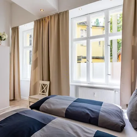 The Goethe Group Loft, 2 Bedroom 2 Bath Rooms, One Living Room, Family Friendly, 2-5 Guests