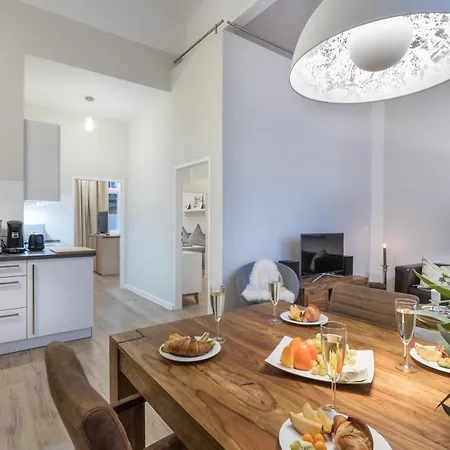 The Goethe Group Loft, 2 Bedroom 2 Bath Rooms, One Living Room, Family Friendly, 2-5 Guests