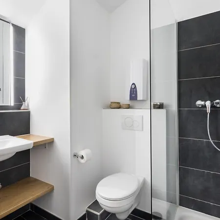 The Goethe Group Loft, 2 Bedroom 2 Bath Rooms, One Living Room, Family Friendly, 2-5 Guests شقة *