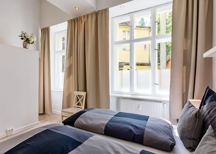 The Goethe Group Loft, 2 Bedroom 2 Bath Rooms, One Living Room, Family Friendly, 2-5 Guests